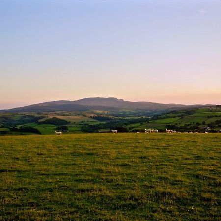 Апартаменты Snug Oak Hut With A View On A Welsh Hill Farm Брекон Экстерьер фото