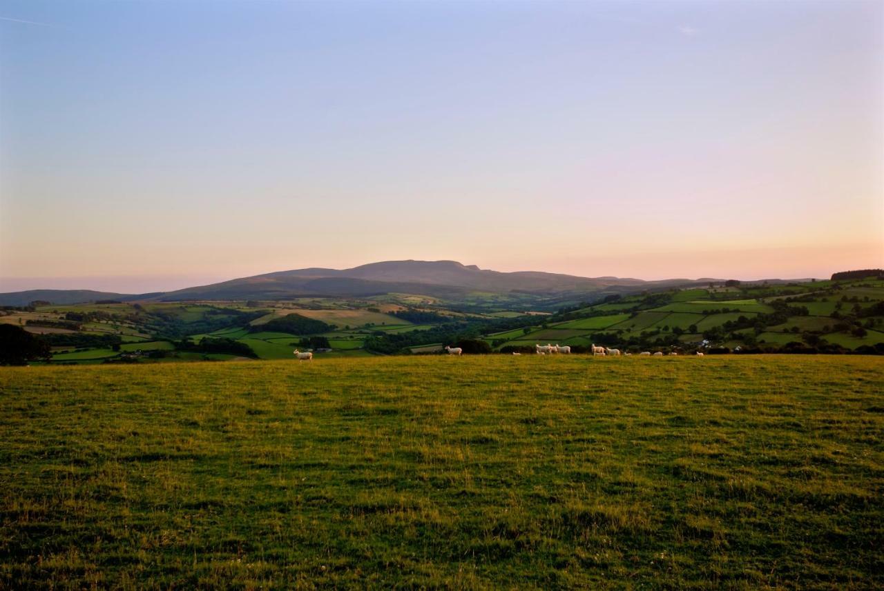 Апартаменты Snug Oak Hut With A View On A Welsh Hill Farm Брекон Экстерьер фото